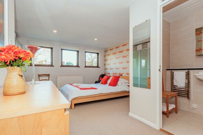 4 Bedroom Semi-Detached House To Rent In Henley Avenue, Oxford, OX4