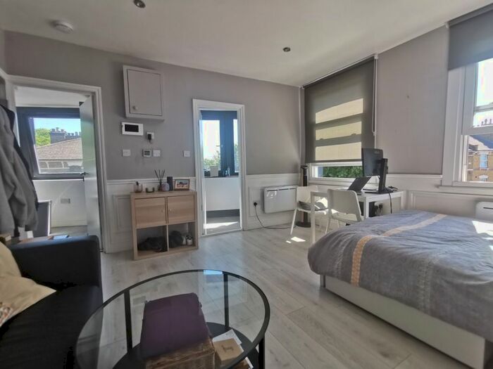 Studio To Rent In Flat, Stoke Newington Common, London, N16