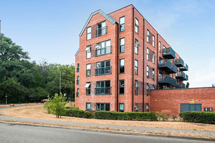 2 Bedroom Flat For Sale In Station Road, Hook, RG27