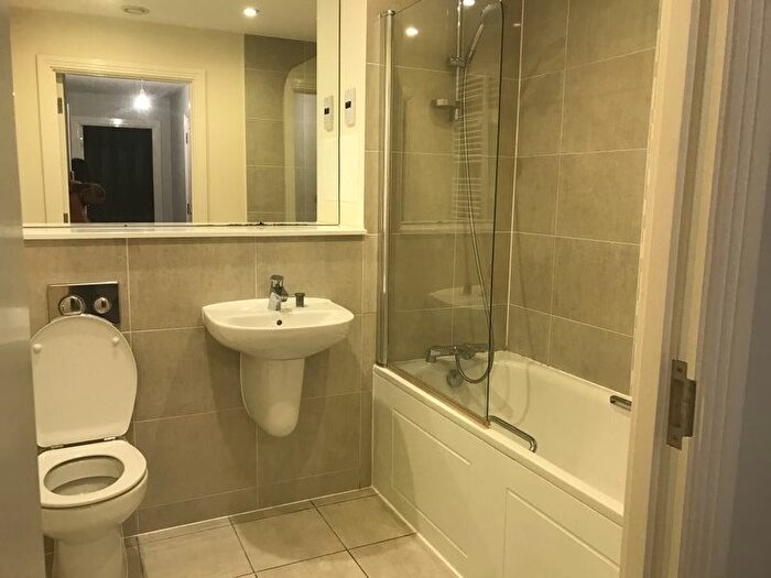 2 Bedroom Flat To Rent In Limes Close, Redhill, RH1