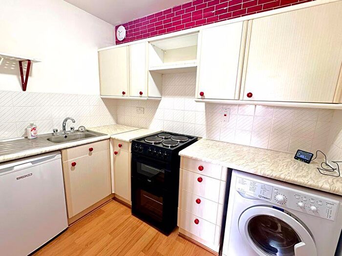 Flat To Rent In Glyn Avenue, Barnet, EN4