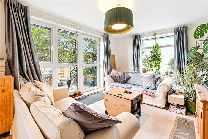 3 Bedroom Flat To Rent In Limerick Close, Balham, SW12