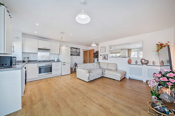 2 Bedroom Flat For Sale In Henslow Crescent, Dartford, DA1