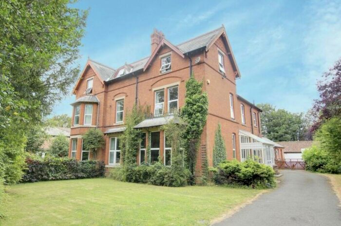 5 Bedroom House To Rent In East Street, Alford, LN13