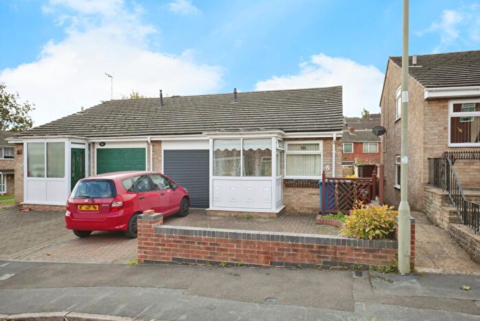 3 Bedroom Semi-Detached House For Sale In Valley Road, Banbury, Oxfordshire, OX16