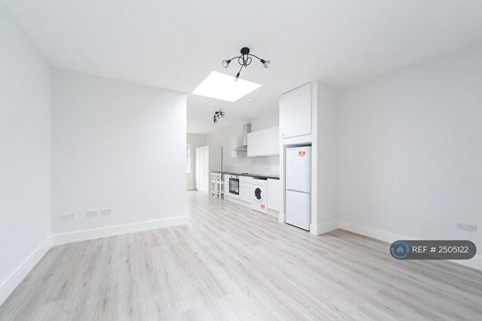 Studio To Rent In Beaconsfield Close, London, N11