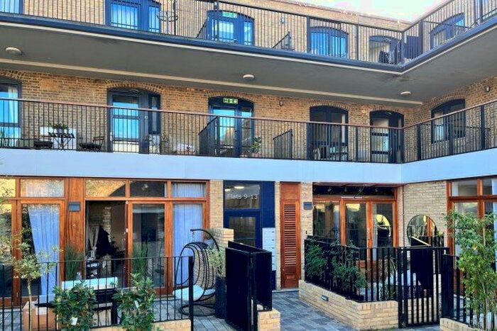 3 Bedroom Flat To Rent In Tooting High Street, London, SW17