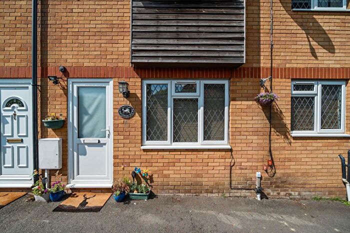 2 Bedroom Terraced House For Sale In Limpsfield Road, Warlingham, CR6