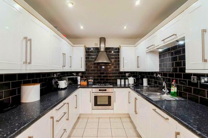 3 Bedroom Flat To Rent In Bateman Road, London, E4