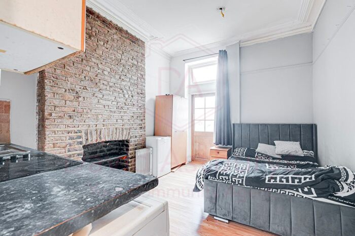 Studio To Rent In Mazenod Avenue, West Hampstead, London, NW6