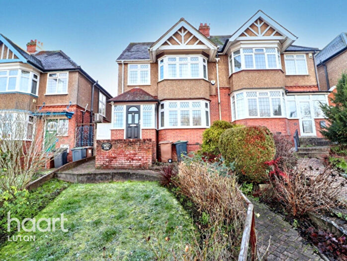 4 Bedroom Semi-Detached House For Sale In Cutenhoe Road, Luton, LU1