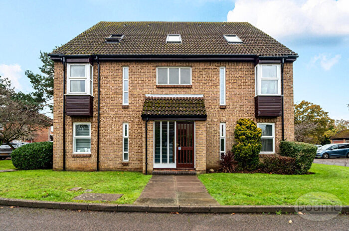 1 Bedroom Apartment For Sale In Hodgson Gardens, Guildford, Surrey, GU4