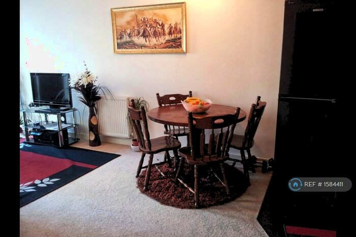 2 Bedroom Flat To Rent In Whitestone Way, London, CR0