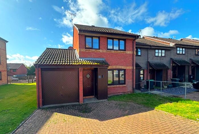 3 Bedroom Detached House To Rent In Ottershaw, Surrey, KT16