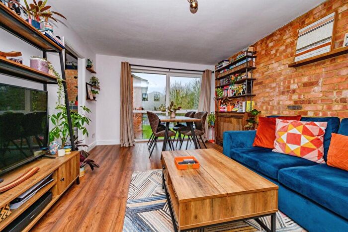 2 Bedroom Flat For Sale In Chenies Court, Hemel Hempstead, HP2