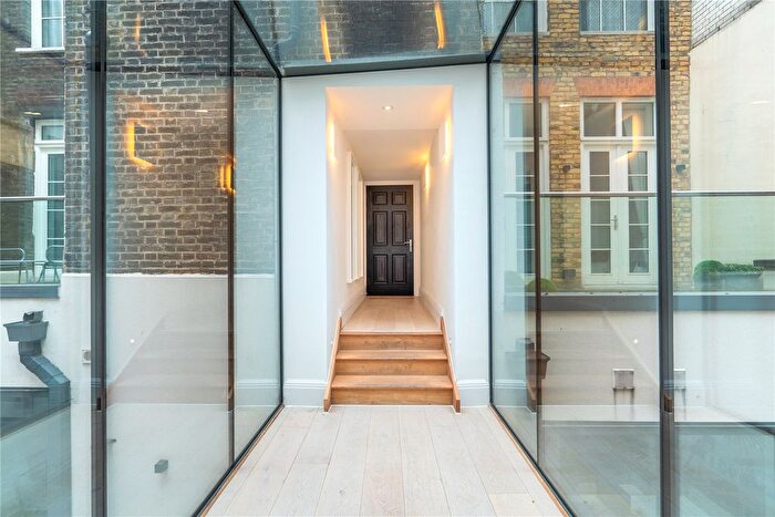 3 Bedroom Flat To Rent In Lincoln's Inn Fields, London, WC2A
