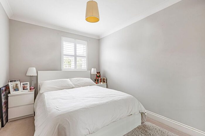 2 Bedroom Flat For Sale In Garratt Lane, London, SW17