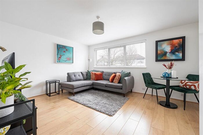 2 Bedroom Apartment For Sale In Victoria Road, South Woodford, E18