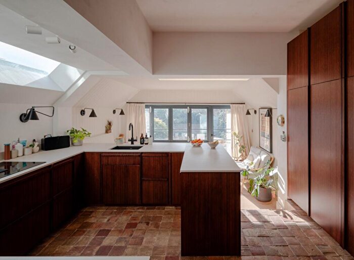 5 Bedroom Terraced House For Sale In Beacontree Road, Bushwood, London, E11