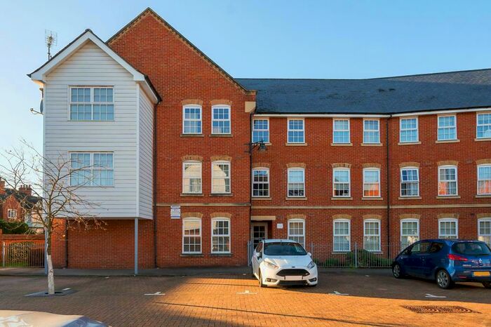 2 Bedroom Apartment To Rent In Florey Gardens, Aylesbury, HP20