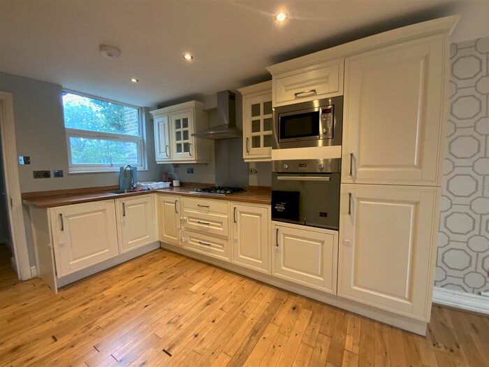 3 Bedroom Flat To Rent In St. Mary's Road, London, SE25