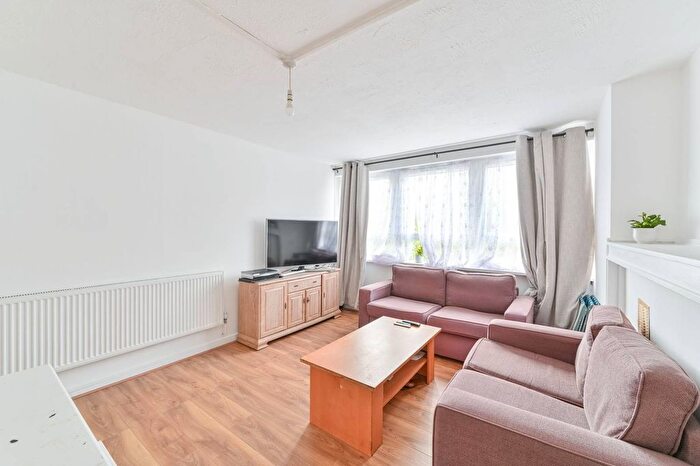 2 Bedroom Flat For Sale In Brayards Road, Nunhead, London, SE15