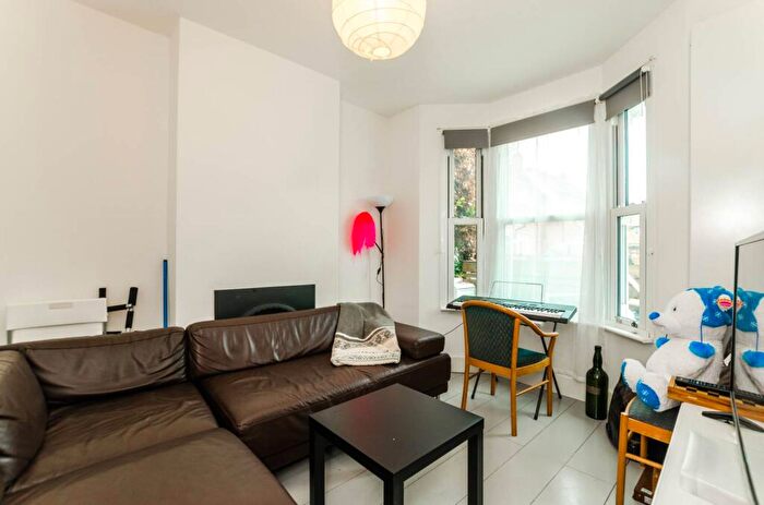 3 Bedroom End Of Terrace House To Rent In Amethyst Road, Stratford, London, E15