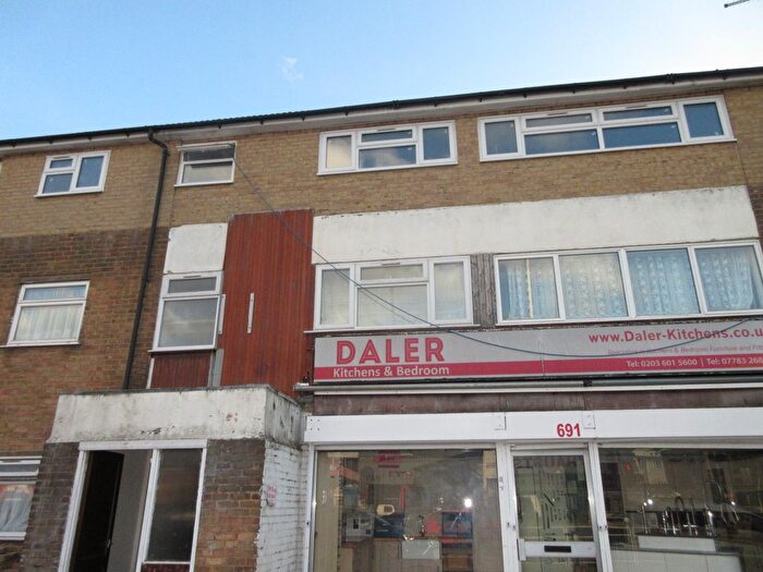 3 Bedroom Flat To Rent In Hayes, Middlesex, UB4