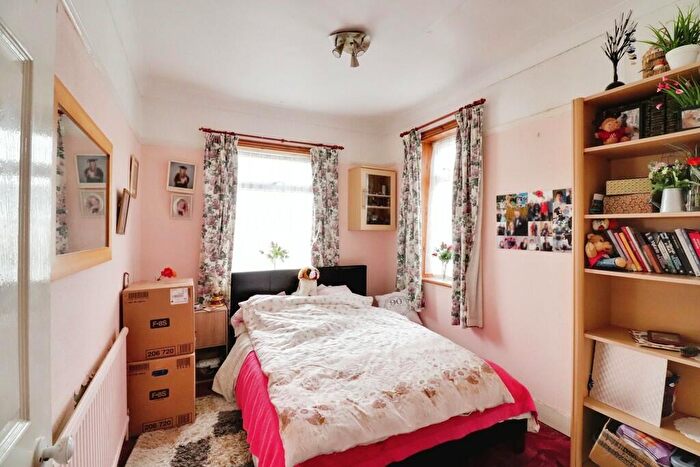 2 Bedroom Chalet For Sale In Richmond Avenue, South Benfleet, SS7