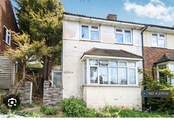 3 Bedroom Semi-Detached House To Rent In Hitchin Road, Luton, LU2