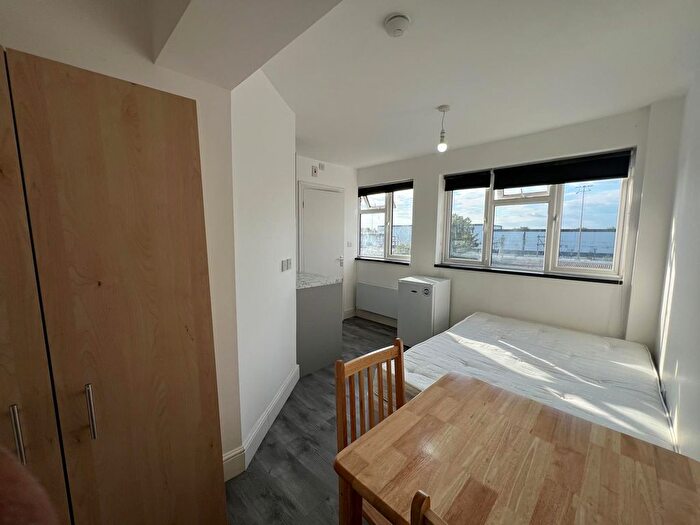 Studio To Rent In High Road, Ilford, IG1
