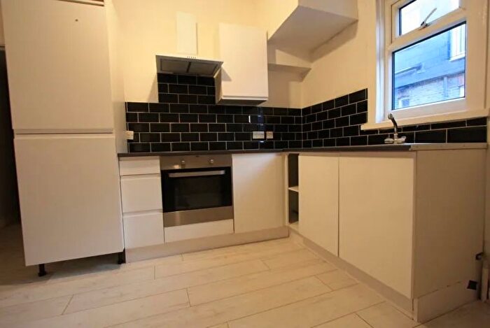 1 Bedroom Flat To Rent In Dunraven Road, Shepherds Bush, W12