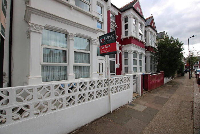 4 Bedroom Semi-Detached House For Sale In Rockhall Road, Cricklewood, NW2