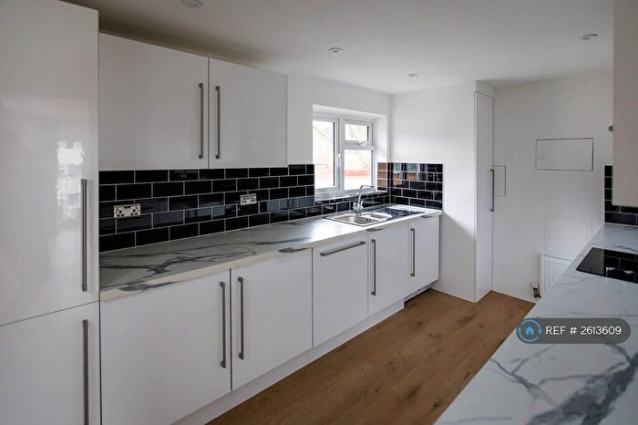 2 Bedroom Flat To Rent In Clover Way, Hemel Hempstead, HP1