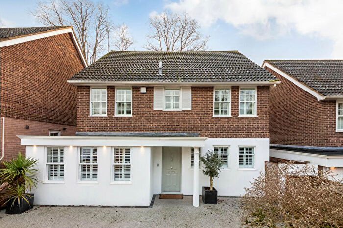 3 Bedroom Detached House To Rent In Roundwood, Chislehurst, BR7