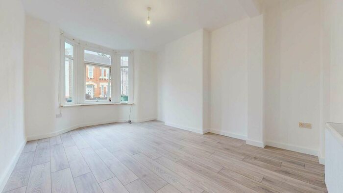 5 Bedroom Flat To Rent In Barrington Road, E12