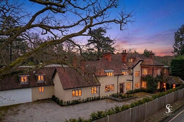 5 Bedroom Detached House For Sale In Fleet Hill, Finchampstead, RG40