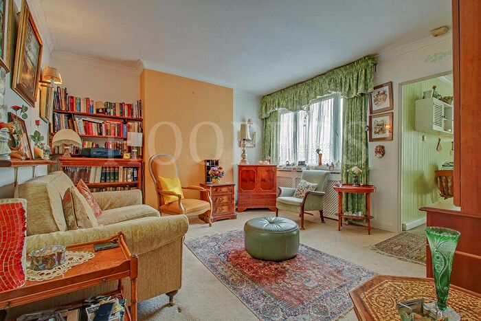 2 Bedroom Ground Maisonette For Sale In Tanfield Avenue, London, NW2