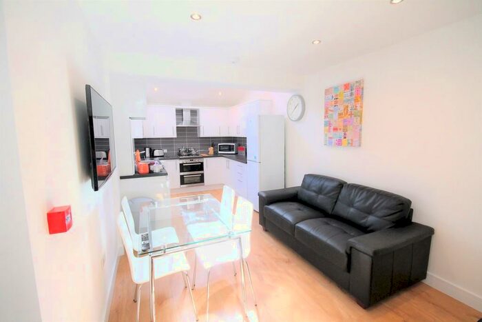 8 Bedroom Terraced House To Rent In Mabfield Road, Fallowfield, M14