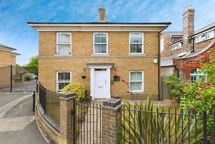 2 Bedroom Flat For Sale In St. Helens Mews, Brentwood, Essex, CM14