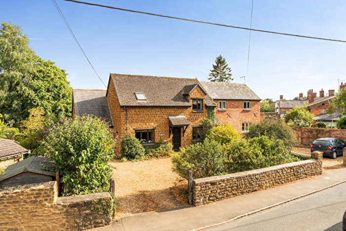 4 Bedroom Semi-Detached House For Sale In Castle Street, Deddington, OX15