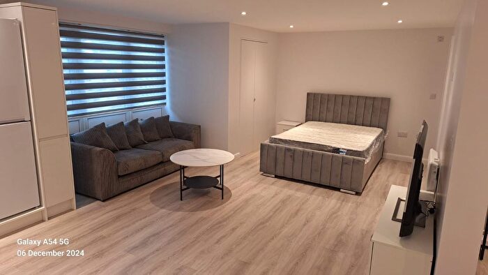 Studio To Rent In St. Ives Close, Luton, LU3
