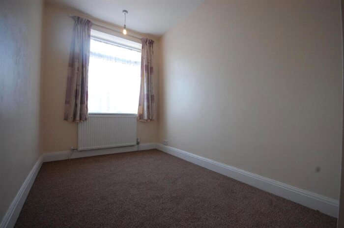 2 Bedroom Flat To Rent In Windmill Hill, Ruislip, Middlesex, HA4
