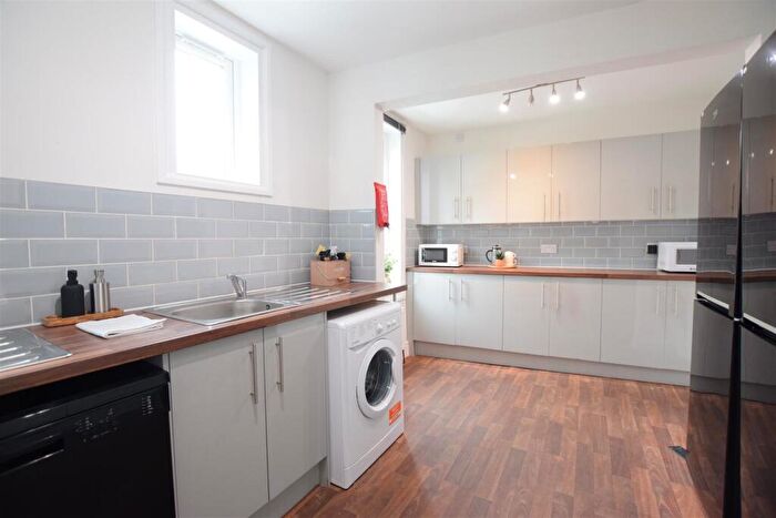 12 Bedroom End Of Terrace House To Rent In Unity Square - Bed Student House - /, LN2
