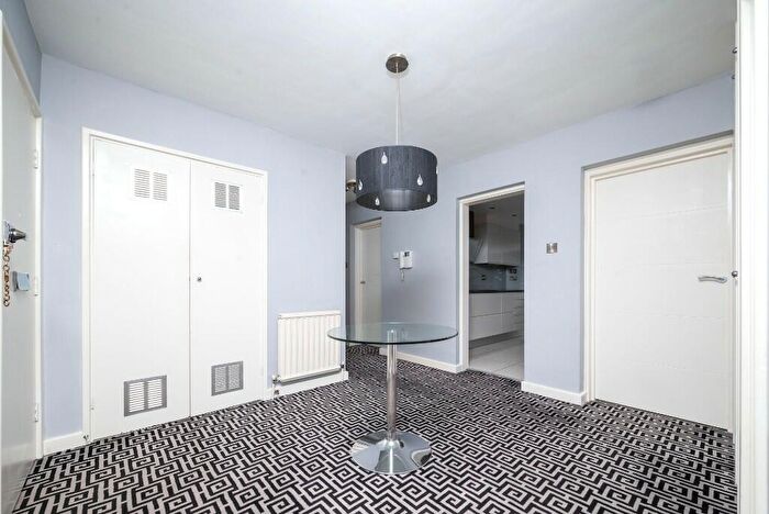 3 Bedroom Flat To Rent In Nether Street, London, N3