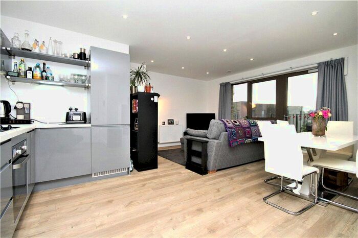 2 Bedroom Flat To Rent In Purley Way, Croydon, CR0