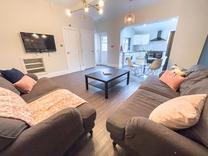 6 Bedroom Terraced House To Rent In Esher Road, L6