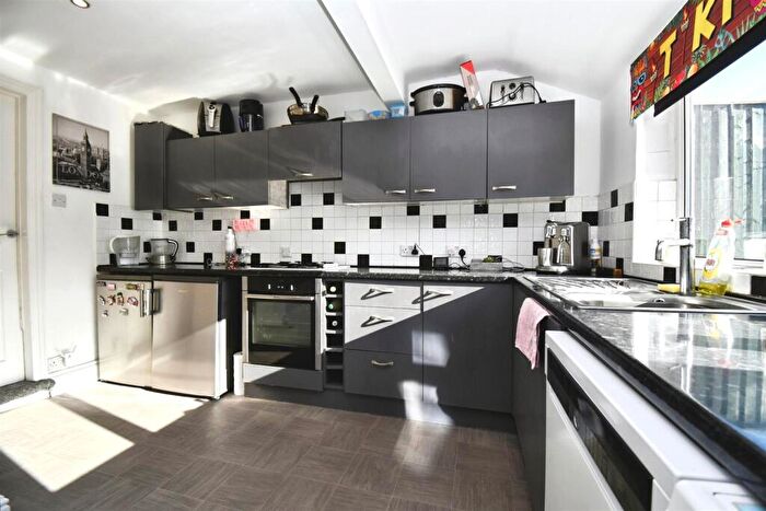 3 Bedroom Terraced House For Sale In East Park Avenue, Hull, HU8