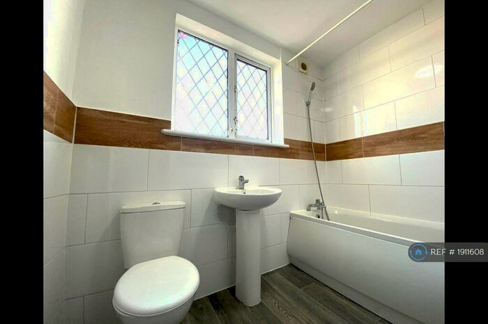 3 Bedroom Flat To Rent In Chingford Mount Road, London, E4