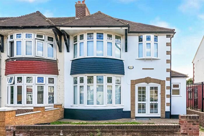 3 Bedroom End Of Terrace House To Rent In Broadhurst Avenue, Seven Kings, IG3
